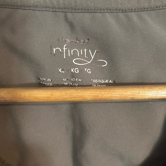 Cherokee infinity scrub top - Picture 2 of 2